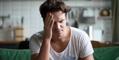 المؤتمر نت - كشف اختصاصي طب الأعصاب والعمود الفقري، الدكتور أندريه راتينوف، أن الصداع النصفي يُعد ثالث أكثر الأمراض انتشارا في العالم، ويتجلى على شكل نوبات