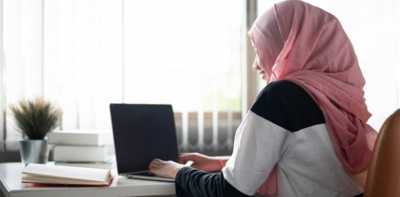 المؤتمر نت - في خضم التحول التاريخي الذي تشهده بيئات العمل حول العالم، حيث أصبح العمل عن بعد ممارسة راسخة، يبرز سؤال محوري بشأن مدى تأثير هذا التغيير على صحتنا النفسية