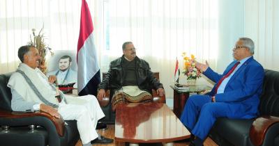 المؤتمر نت - التقى عضو المجلس السياسي الأعلى الدكتور عبدالعزيز صالح بن حبتور، اليوم نائب رئيس المؤتمر الشعبي العام الدكتور قاسم لبوزة وعضو اللجنة الدائمة للمؤتمر الدكتور عبدالله قيران