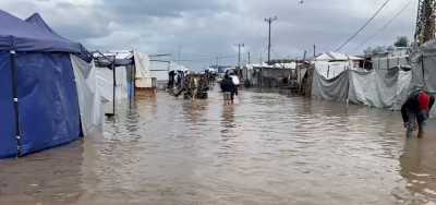 المؤتمر نت - غرقت آلاف خيام النازحين الفلسطينيين في قطاع غزة، الأربعاء، جراء أمطار غزيرة هطلت بكثافة في عدة مناطق بفعل منخفض جوي قوي يؤثر على القطاع