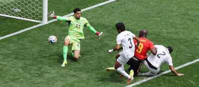 المؤتمر نت - فرّط منتخب مصر في تحقيق أول انتصار له بتاريخ مشاركاته في كأس العالم، بعدما انتزعت بلجيكا التعادل 1-1 مساء الإثنين، ضمن الجولة الأولى من منافسات المجموعة السابعة