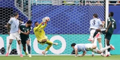 المؤتمر نت - خرج المنتخب السعودي بنقطة ثمينة بعد تعادله مع أوروغواي بهدف لمثله، فجر الثلاثاء، على ملعب "هارد روك" في ميامي، ضمن منافسات المجموعة الثامنة