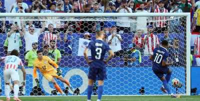 المؤتمر نت - ضربت فرنسا موعداً مع المغرب في ربع نهائي كأس العالم 2026 لكرة القدم، إثر تغلبها على باراغواي العنيدة 1-0 فجر اليوم في دور الـ16