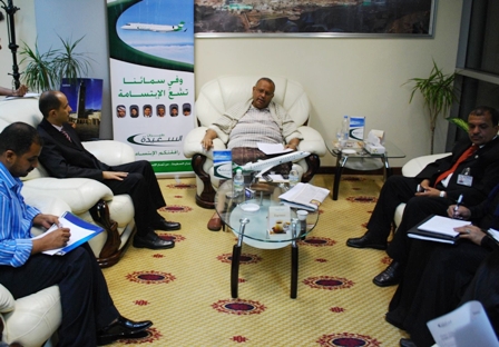المدير التنفيذي العراشة في مؤتمر صحفي بمطار عدن